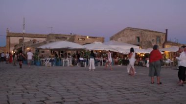 Marzaemi, Sicilya, İtalya-11 Eylül 2024: Köyün karakteristik sakinleri ve ziyaretçileriyle Marzamemi 'nin akşam manzarası