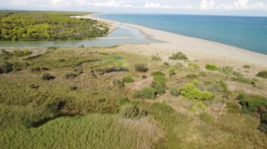 İyon Denizi 'nin üst manzarası ve Cavone Nehri' nin ağzı. Yüksek kalite 4k görüntü