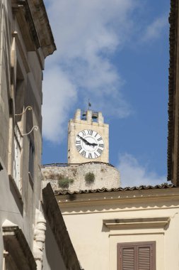 Modica, İtalya-9 Eylül 2024: Conti Kalesi 'nin altındaki duvarların yakınındaki Saat Kulesi' ne yakın çekim