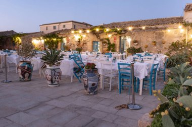 Marzamemi, Sicilya, İtalya-11 Eylül 2024: Marzaemi Sicilya 'da geleneksel İtalyan Kafesi Charming Sokak Işıkları tarafından aydınlatılmıştır.