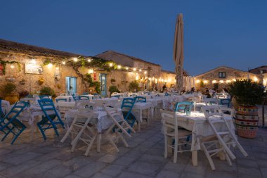 Marzamemi, Sicilya, İtalya-11 Eylül 2024: Marzamim 'de Gece Sahil Manzarası' ndaki Büyüleyici Sicilya Kafesi ve Yumuşak Parıltı.