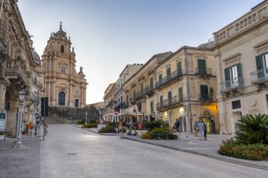 Ragusa Ibla, Sicilya, İtalya-12 Eylül 2024: Zarif Aziz George Katedrali tarafından Çerçevelenen İbla 'nın Tarihi Büyüsü.