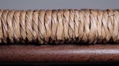 Antika bir sandalyeden saman desenli, yakın plan Rustik bir detay. Yüksek kalite 4k görüntü