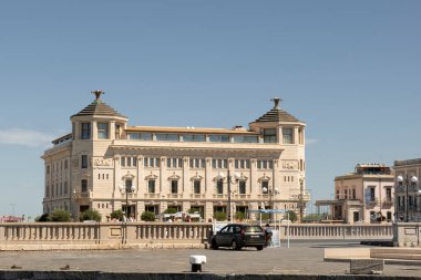 Ortigia, Sicilia, Italia - 13 settembre 2024: Majestic Palazzo delle Poste and Ortea Hotel with Views of Syracuse Marina clipart