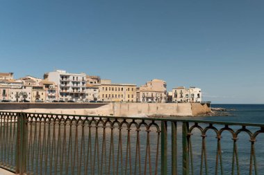 Ortigia, Sicilya, İtalya - 13 settembre 2024: Tarihi Ortigia Adası Charm Forte Vigliena ve Rocky Ionian Sea Views