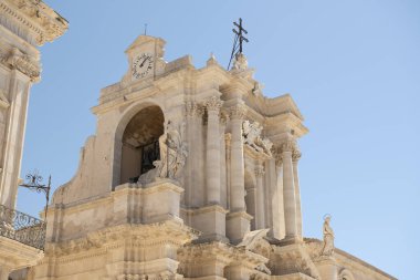 Ortigia, Sicilya, İtalya - 13 settembre 2024: Siraküza Katedrali 'nin Süslü Barok Ayrıntıları İtalyan Mirasını Yakaladı
