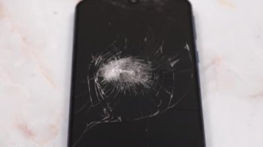 İletişim Bozukluğunu Yansıtan Eski Bir Akıllı Telefonun Parçalanmış Dokunmatik Ekranı