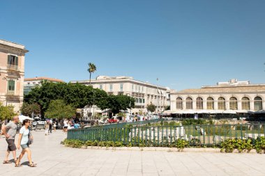 Ortigia, Sicilya, İtalya - 13 settembre 2024: Ortigia Siracusa 'da Kırsal Balkon ve Taş Duvarları ile Büyüleyici Sokak