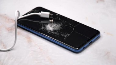 Grunge Arkaplan İletişim Bozukluğu Konseptinde Hasarlı Telefon Ekranı ve Kablo. 