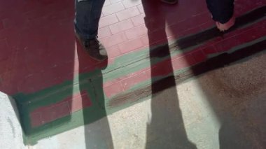 İşçi ustalıkla asfaltı yalıtım için hassas bir fırçayla yayıyor. Yüksek kalite 4k görüntü