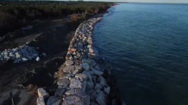 Baş döndürücü Kıyı Erozyonu ve Engebeli Kayalar. Yüksek kaliteli görüntüler