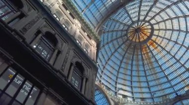 Napoli, İtalya-4 Ocak 2025: Galleria Umberto 'nun Mimari Başyapıtı Sersemletici Cam Tavan Görünümü