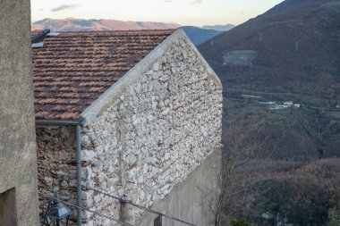 Ebedi Taş Duvarı Zarif Ev Mimarisini Tanımlıyor.
