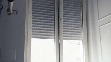 Akıllı Ev Ustası Paten Panjuru 'nu Duvar Anahtarı ile Denetliyor. Yüksek kalite 4k görüntü