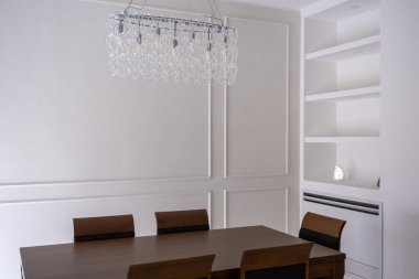 Klasik Boiserie Aksanlarıyla Zarif Modern İçişleri.