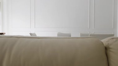 Parlak İç Tasarım Harmanlama Minimalizm ve Boiserie Charm. Yüksek kalite 4k görüntü