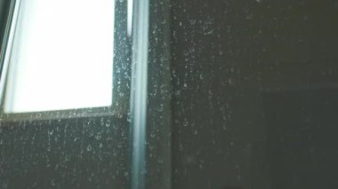 Cam Duş Korumasına Kireç Ölçekli Biriktirme. Yüksek kalite 4k görüntü