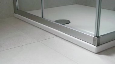 Modern Banyo 'da Cam Kulübeli Köpüklü Duş Üssü. Yüksek kalite 4k görüntü