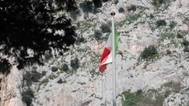 Ulusal Gurur ve Birlik 'in sembolü açık bir arazide rüzgarda dalgalanan İtalyan bayrağı. Yüksek kalite 4k görüntü