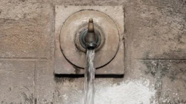 Antik Çeşme Suyu Tarihsel Mimaride Rahatlatıcı Su Deresi. Yüksek kalite 4k görüntü