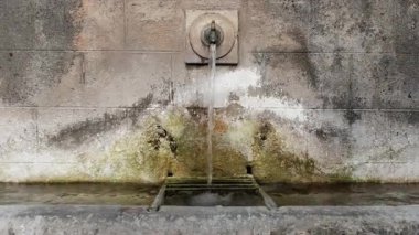 Kadınlar tarafından toplu yıkama yeri olarak kullanılan Antik Çeşme. Tarihi Açık Hava Sahnesi. Yüksek kalite 4k görüntü