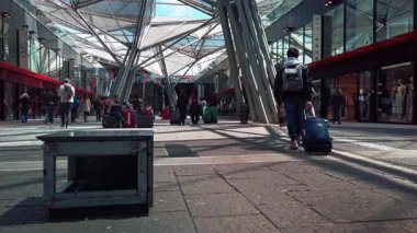 Napoli, İtalya - 26 Nisan 2025: Sunlit Travelers ile yoğun Napoli Metro İstasyonu. Yüksek kalite 4k görüntü
