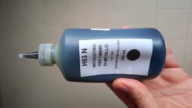 Mürekkep Detaylı El Tutma H83N Metal Mürekkebi. Yüksek kalite 4k görüntü