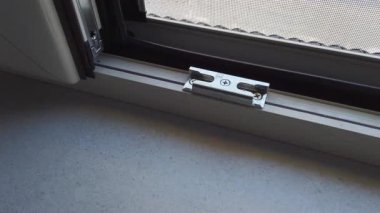 Hassas Yakın Halka Menteşesi Modern Alüminyum Çerçeveye dayanır. Yüksek kalite 4k görüntü