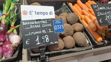 Roman, İtalya - 29 Nisan 2025: Markette Fiyat Tabelasıyla Taze Organik Pancarlar Gösterildi
