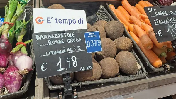 Roman, İtalya - 29 Nisan 2025: Markette Fiyat Tabelasıyla Taze Organik Pancarlar Gösterildi