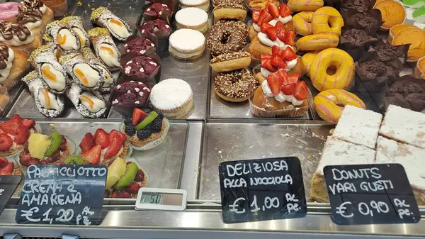 Roman, İtalya - 29 Nisan 2025: Süpermarket Koridorunda Fiyat Etiketleriyle Renkli Şekerler Gösterildi