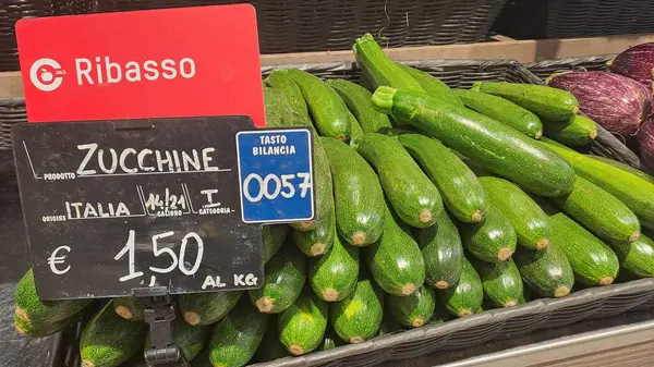 Roman, İtalya - 29 Nisan 2025: Taze Yeşil Kabak Süpermarket Tezgahında Fiyat Etiketi ile Gösterildi
