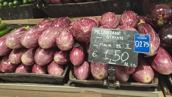 Roman, İtalya - 29 Nisan 2025: Supermarket Üretim Bölümü 'nde Taze Çizgili Patlıcanlar Gösterildi