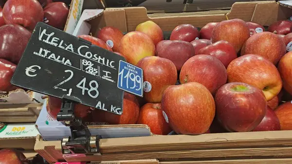 Roman, İtalya - 29 Nisan 2025: Modern Piyasada Satış Etiketli Organik Kırmızı Elmalar