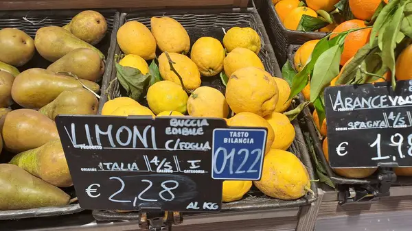 Roman, İtalya - 29 Nisan 2025: Süpermarket Tezgahında Fiyat İşaretli Taze Organik Limonlar Gösterildi