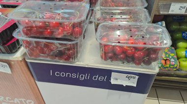 Roman, İtalya - 29 Nisan 2025: Süpermarket Tezgahında Taze Organik Kirazlar Gösterildi