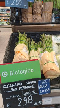 Roma, İtalya - 29 Nisan 2025: Supermarket Produce Counter 'da Taze Yeşil Kuşkonmaz sergilendi