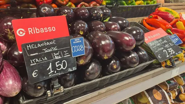 Roman, İtalya - 29 Nisan 2025: Markette Temiz Mor Patlıcanlar Düzenlendi