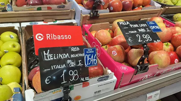 Roman, İtalya - 29 Nisan 2025: Fiyat etiketli Taze Kırmızı Elmalar Markette Güzelce Yığıldı