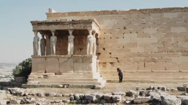 Athena Nike Antik Tapınağı Atina 'daki Athena Nike Antik Tapınağı' nda Parlak Yaz Gökyüzü altında. Yüksek kalite 4k görüntü