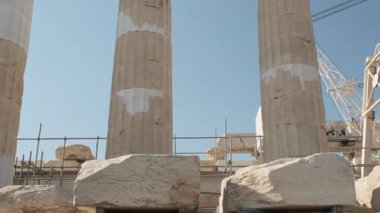 Atina 'daki antik Partenon sütunlarına görkemli bir bakış açısı. Yüksek kalite 4k görüntü