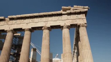 Antik Parthenon Tapınağı, Atina 'nın Altın Akşamında yıkandı. Yüksek kalite 4k görüntü