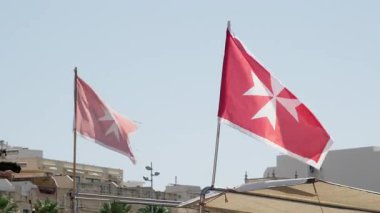 Dalgalanan Malta deniz ticaret bayrağının detaylı görüntüsü. Yüksek kalite 4k görüntü