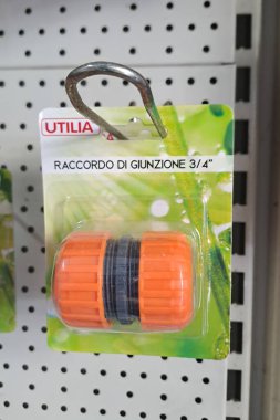 Roma, İtalya - 27 Eylül 2025: Sanayi standına parlak metal boru tesisatı montajı