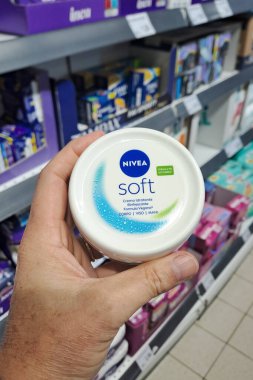 Roma, İtalya - 28 Eylül 2025: NIVEA tarafsız arkaplanda zengin nemlendirici dokuyla besleyici vücut kremi