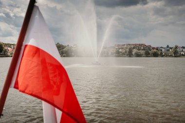 Polonya 'da Jeziorak Gölü' nde bir teknede Polonya bayrağı
