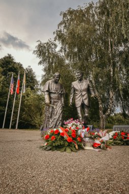 Gdansk, Polonya - 6 Temmuz 2022: Papa 2. John Paul ve Başkan Ronald Regan 'ın Gdansk-Przymorze' daki Ronald Regan Parkı 'ndaki anıtı.