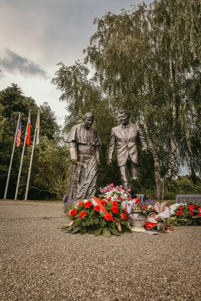 グダニスク ポーランド 2022年7月6日 グダニスク プリズモレスのロナルド レーガン公園における教皇ヨハネ パウロ2世とロナルド レーガン大統領の記念碑 — ストック写真