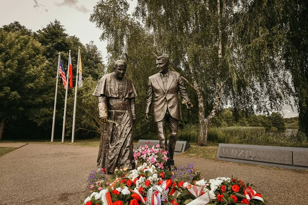 波兰格但斯克 2022年7月6日 教皇约翰 保罗二世和总统罗纳德 里根在格但斯克 普日莫尔泽罗纳德 里根公园的纪念碑 — 图库照片