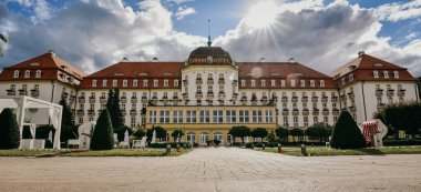 Sopot Gdansk 06 Temmuz 2022: Polonya 'nın Sopot kentindeki Grand Hotel cephesi. Otelin önünde yemyeşil bir bahçe var..